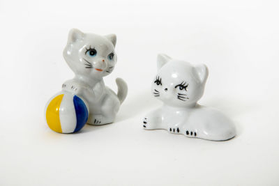 שני חתלתולים. גובה 4 ו- 6 ס"מ