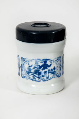 צנצנת בלגית חתומה, . עשויה זכוכית חלבית, 
עם מכסה פלסטיק 
12/15 ס"מ