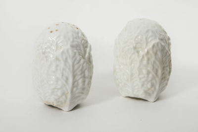 COALPORT - מלחיה ופלפליה. פורצלן לבן, אנגלי, חתום 
גובה: 7 ס"מ, קוטר: 4.5 ס"מ.