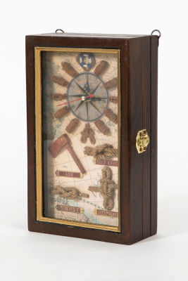 שעון מתלה למפתחות במראה ימי. ארונית מפתחות, 
תיבת עץ מלבנית 
משולבת בשעון קטן ואלמנטים מהים. 