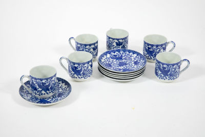 סט פורצלן יפני באריזתו המקורית. סט וינטג' עדין לשתיית תה עם איורים יפניים מסורתיים בכחול על לבן. 