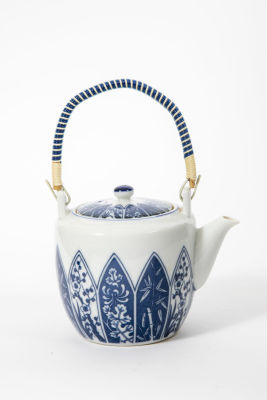 קומקום תה עשוי פורצלן, עם ידית קלועה. 12/15 ס"מ, גובה 12 ס"מ