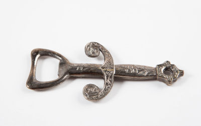 פותחן בקבוקים מסוגנן, . עשוי מתכת, מעוטר בתבליטי פרחים וצמחים, 
וינטג' משנות ה-80 
מידות 12/6 ס"מ