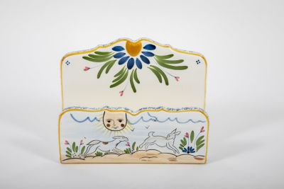 מעמד קרמיקה מצוייר ביד, לניירת או מעטפות. מעמד לניירת או מעטפות, 
עשוי קרמיקה, 
מצוייר ביד 