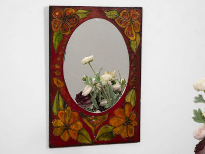 מראה אובאלית במסגרת מצויירת ביד בצבעי אמאייל. 34/52 ס"מ