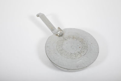 כלי לאיסוף פירורים מהשולחן, 
מעוטר בחלקו העליון. 
נקרא גם 'מְשָׁרֵת שָׁקֵט' - Silent Butler 