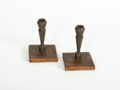 זוג פמוטים עתיקים, עשויים ברונזה ועץ. זוג פמוטי ברונזה עתיקים 
מוברגים לבסיסי עץ, 
כפי הנראה 