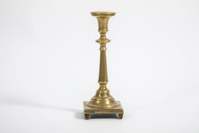 פמוט פליז עתיק, מהמאה ה-19. פמוט פליז אירופאי עתיק, 
מהמאה 19. 
בסיס רבוע מוגבה, 
מידות 9/9/23 ס"מ