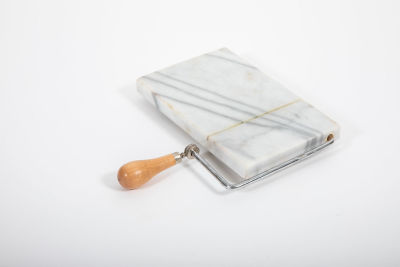 פורס גבינה עשוי שיש. משטח שיש לפריסת גבינה 
באמצעות ידית וחוט מתכת דק. 
וינטג' משנות ה-80. 
מידות 