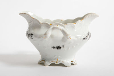 רוטביה. עשויה פורצלן, חתומה. 
15/17 ס"מ, גובה 11 ס"מ