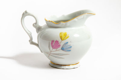 Kahla גרמניה - חלבון מעוטר בהדפס פרחים בכחול ירוק ורוד. מידות 14/10/10 ס"מ