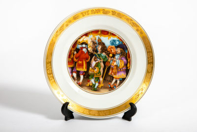Royal Copenhagen - צלחת אספנות - בגדי המלך החדשים. צלחת משנת 1975, 
חלק מסדרת צלחות סיפורי הנס 