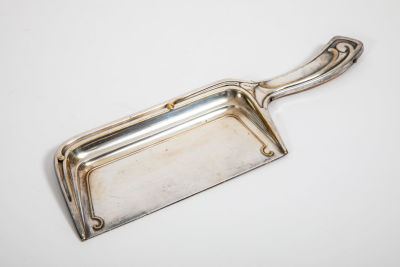 יעה בסגנון ארט נובו, לאיסוף פירורים מהשולחן. יעה מוכסף עם ידית עץ, 
ישן מאד, מעוטר בסגנון ארט 