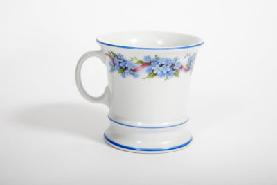 ספל קפה עשוי פורצלן. ספל פורצלן חתום, 
מזכרת משטרובל, אוסטריה 
גובה 10 ס"מ