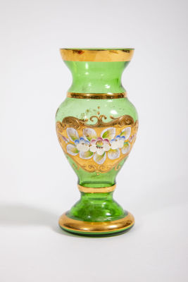 אגרטל זכוכית צ'כית ירוקה ומוזהבת, מעוטרת בעבודת יד. גובה 12.5 ס"מ