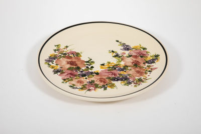 חווה שלזינגר - צלחת הגשה מקרמיקה, מצויירת ביד. צלחת הגשה יפה מקרמיקה, 
מצויירת ביד בדוגמת פרחים 