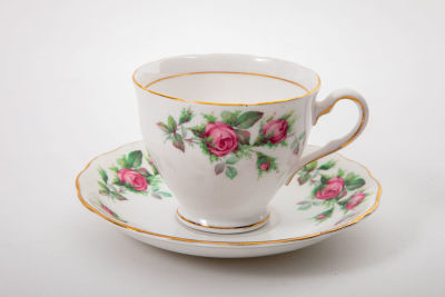 Colclough אנגליה - ספל ותחתית. אנגלי, בון צ'יינה. 
קוטר הצלוחית 14.5 ס:מ 
גובה הספל 7 ס"מ