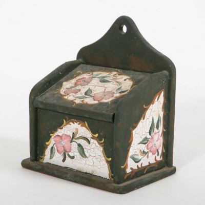 קופסת מלח עשויה עץ, מעוטרת בציור יד. קופסת עץ מצויירת ביד מכל צדדיה 
לתליה על הקיר, למלח או 