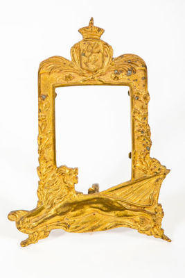 מסגרת הולנדית עתיקה וכבדה, . יציקת פליז עם סמל אצולה בראש המסגרת, 
ודמות אריה שואג בחלקה התחתון 