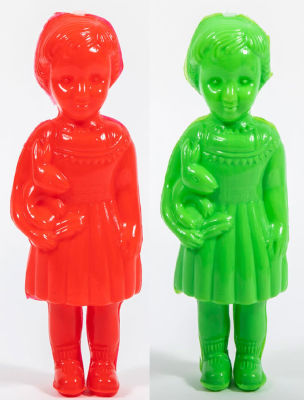 שתי בובות קלונט Clonette, אדומה וירוקה. לוט של שתי בובות קלונט Clonette תוצרת גאנה 
המוצר 