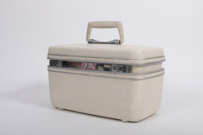 Samsonite ארה"ב - מזוודת איפור בצבע קרם 
עם מראה פנימית 
תוצרת סמסונייט Samsonite ארה"ב 
מידות 