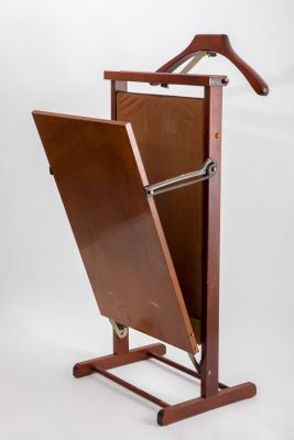 Reguitti איטליה - 'חדרן אישי' Valet de Chambre. פריט יוקרתי, קולב עם משטח חימום, 
לגיהוץ המכנסיים 