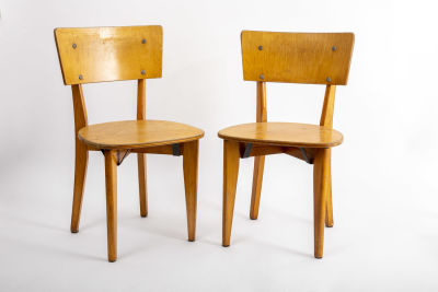 2 כסאות לילדים. זוג כסאות עץ לילדים, 
וינטג' הולנדי בעבודת נגרות משובחת 
35/30 ס"מ, גובה 60 ס"מ