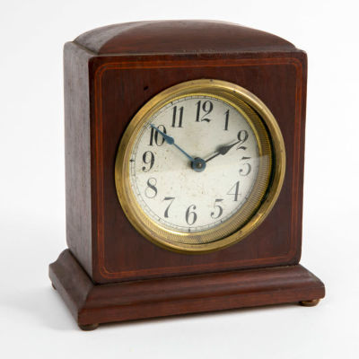 שעון מדף מכאני בסגנון ארט דקו . שעון מדף ארט דקו בתיבת עץ, 
מנגנון מתיחה מכאני תקין, מצלצל אחת 