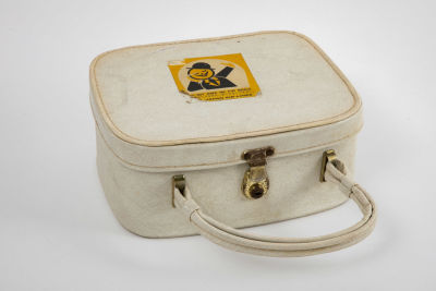 מזוודת איפור עם מראה. וינטג' אוסטרלי משנות ה-70 
מזוודת איפור, מרופדת בחלקה הפנימי בקווילט תכלת 