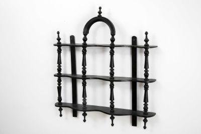 יחידת מדפים למיניאטורות. יחידת מדפי תצוגה לחפצי נוי, 
וינטג' אירופאי (כנראה צ'כי), 
עשויה עץ 