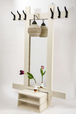 מתלה עם מראה ותאורה, לכניסה לבית. רהיט וינטג' לכניסה לבית, 
מראה במסגרת עץ מלא, 
גוף תאורה עם 