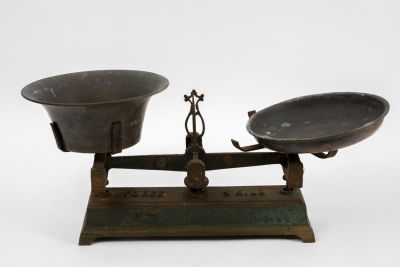 Force צרפת - מאזני רוכלים עתיקים. מאזני רוכלים צרפתיים מהמאה ה-19, סביבות 1860 
הגוף בירוק וזהב 