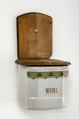 מלחיה תלויה. מיכל קמח עשוי קרמיקה, 
עם מכסה וגב עץ 
כיתוב Mehl - קמח בגרמניות 
14/12 ס"מ, גובה 27 ס"מ