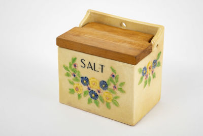 מלחיה תלויה עם מכסה עץ. מלחיית קרמיקה עם מכסה עץ נפתח על ציר, 
לתליה על הקיר או הנחה על משטח 