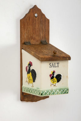 מלחיה תלויה עם איור תרנגול. מלחיית קרמיקה 
עם מכסה וגב עץ, 
לתליה על הקיר, 
מעוטרת בתבליטי 