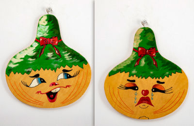 דרמה / קומדיה - שני קרשי חיתוך בצורת בצל בוכה ובצל צוחק. 18/20 ס"מ