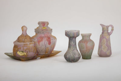 לוט "זכוכית בת שבע". לוט של 6 כלי זכוכית צבעונית בעבודת יד 
כולל מגש, שני כלים עם מכסה, שני 