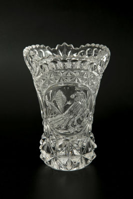 אגרטל קריסטל מלוטש, 
צלול, כבד ויפה, 
מעוטר בתבליטי ציפורים. 
מידות 11/14 ס"מ