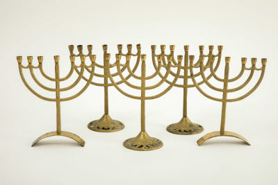 לוט של 5 מנורות פליז משני סוגים שונים. לוט של 5 מנורות פליז, 
3 עם בסיסים מעוגלים 
ושתיים עם 