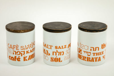 נעמן - סט מלח קפה תה. 3 צנצנות למטבח, לאחסון מזון, 
קרמיקה עם מכסי עץ, 
תוצרת נעמן משנות ה-70. 