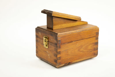 The Shoe Valet - קופסה לצחצוח נעלים. קופסת עץ לצחצוח נעלים, 
וינטג' אירופאי נהדר משנות ה-50, 
חתומה 