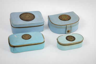 רוזנפלד, ישראל - לוט קופסאות תכשיטים . 4 קופסאות תכשיטים תוצרת רוזנפלד, 
כולן בגווני תכלת, מעוטרות 