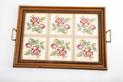 מגש מרוצף באריחים. מגש עץ עם שתי ידיות נשיאה עשויות פליז, 
מרוצף בששה אריחי קרמיקה מעוטרים 