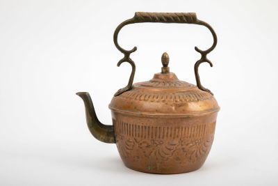 קומקום נחושת ישראלי חתום. קומקום נחושת עם מכסה, ידיות פליז, 
ישראליאנה משנות ה-60, 
מרוקע בכל 