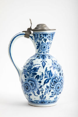 Oud Delft הולנד - קנקן Delft עם מכסה פיוטר. קנקן דלפט בעבודת קדרות אמנותית איכותית, 
מצוייר כולו 