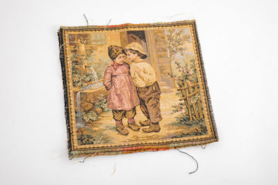 שני ריבועי גובלן , מחוברים יחד. שני ריבועי גובלן זהים, 
תוצרת איטליה, בעבודת מכונה
תמונת ילד 