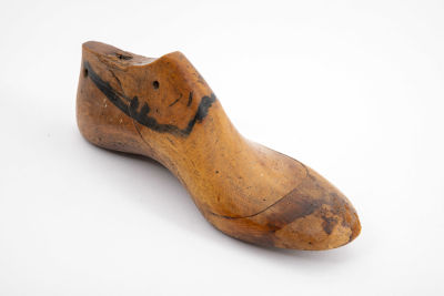 אימום סנדלרים שלם. אימום שלם יחיד, 
עם סימוני גיזרה של הסנדלר. 
אורך 28 ס"מ