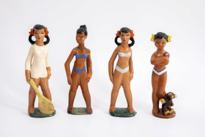 4 פיגורינות של נערות פולינזיות. פיגורינות בעבודת יד, יציקת קרמיקה, 
נערות בגילאים שונים בלבוש 