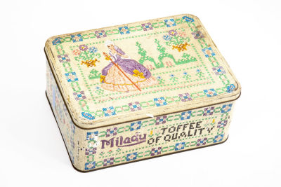 Waller & Hartley אנגליה - קופסת פח לסוכריות טופי Milady . קופסת וינטג' משנות ה-60 
מעוטרת בהדפס של 