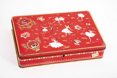 קופסת פח של שוקולד בלגי. קופסת שוקולדים של Jacques chocolate בלגיה 
איורי בלרינות על רקע אדום 